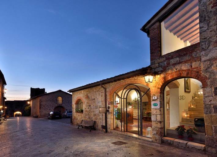 Appartamento, con Terrazza e Idromassaggio nonché Giardino e Piscina a Monteriggioni