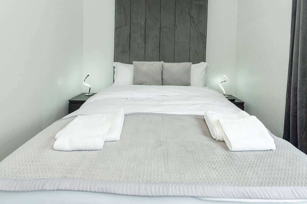 Spacious Home Heated Pool(April-Sep) in Tilehurst - Pass the Keys in Reading, Berkshire