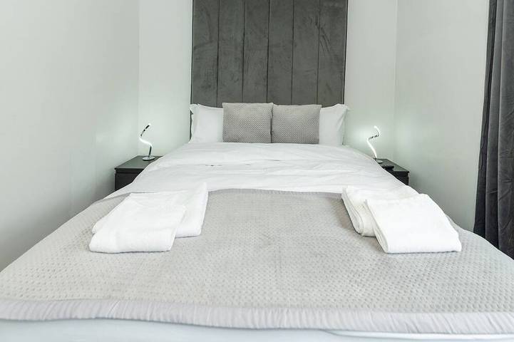 Spacious Home Heated Pool(April-Sep) in Tilehurst - Pass the Keys in Reading, Berkshire