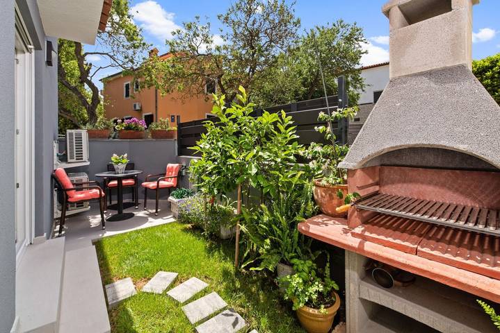 Vakantiehuis voor 8 personen, with Balkon and Terras as well as Tuin in Premantura
