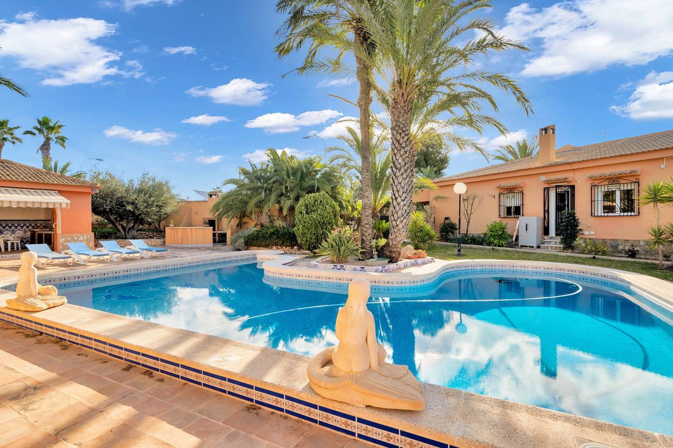 Apartamento entero, Villa 'Maria Dependance' con piscina privada, Wi-Fi y aire acondicionado in El Chaparral, Torrevieja