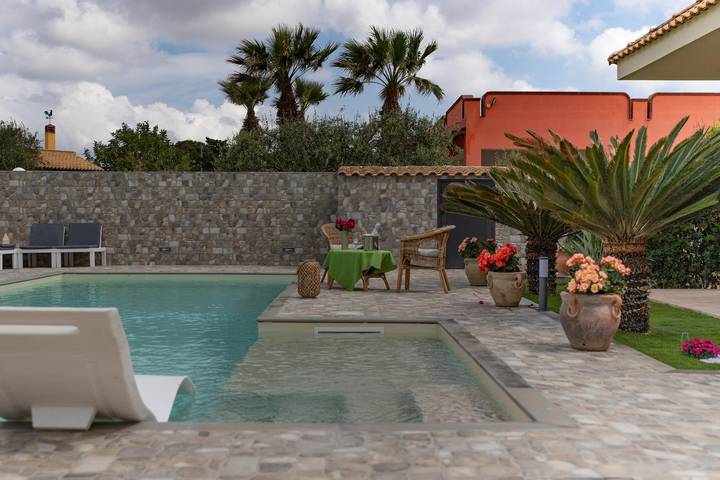 Casa vacanza per 8 persone, con giardino a Santa Maria del Focallo