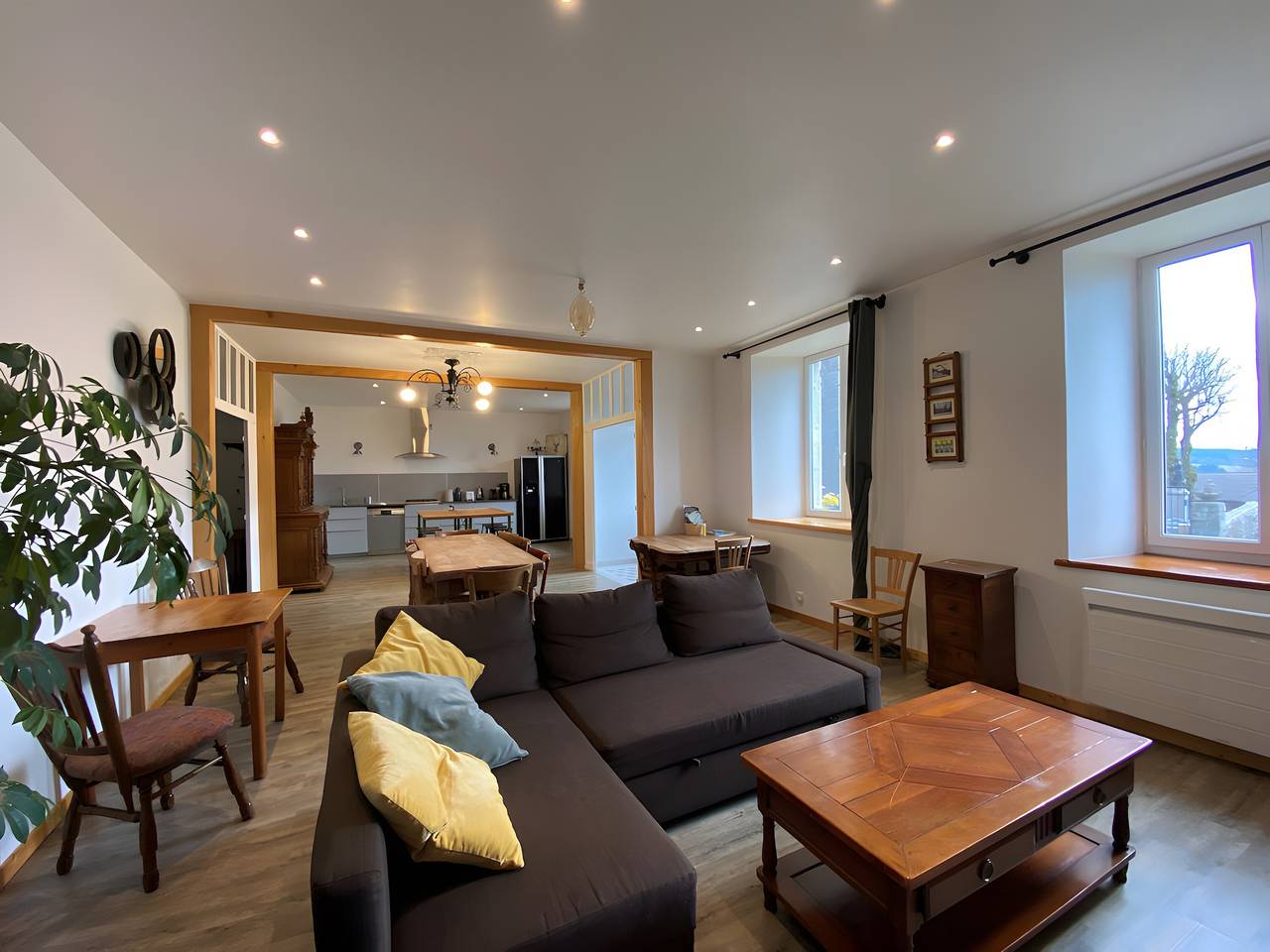 Maison 'Lilas Rose' 300m², 12 p, jardin privé et barbecue in Le Mas-de-Tence, Haute-Loire