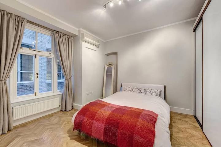 Entire apartment, Luxury 2Br Flat, Concierge & AC; St.James Park, Thames, Trafalgar Sq, Parliament in London, South East England