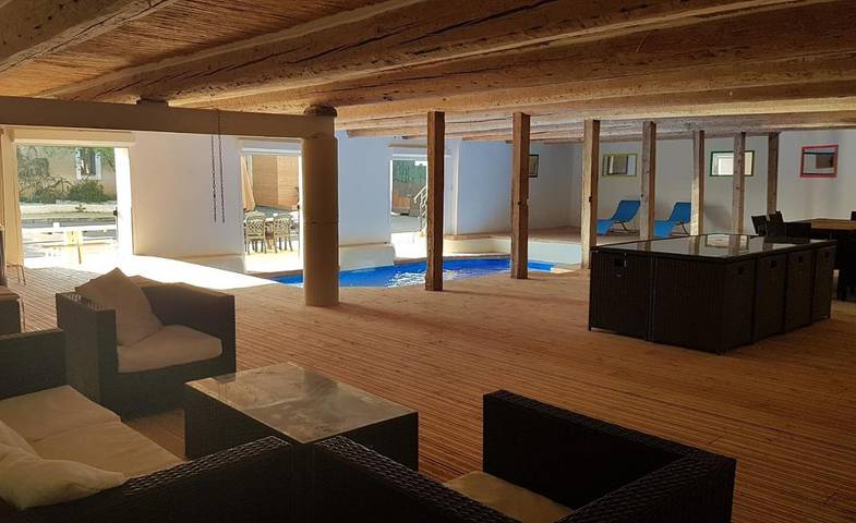 Location de vacances pour 6 personnes, avec piscine ainsi que vue et balcon à Lespignan
