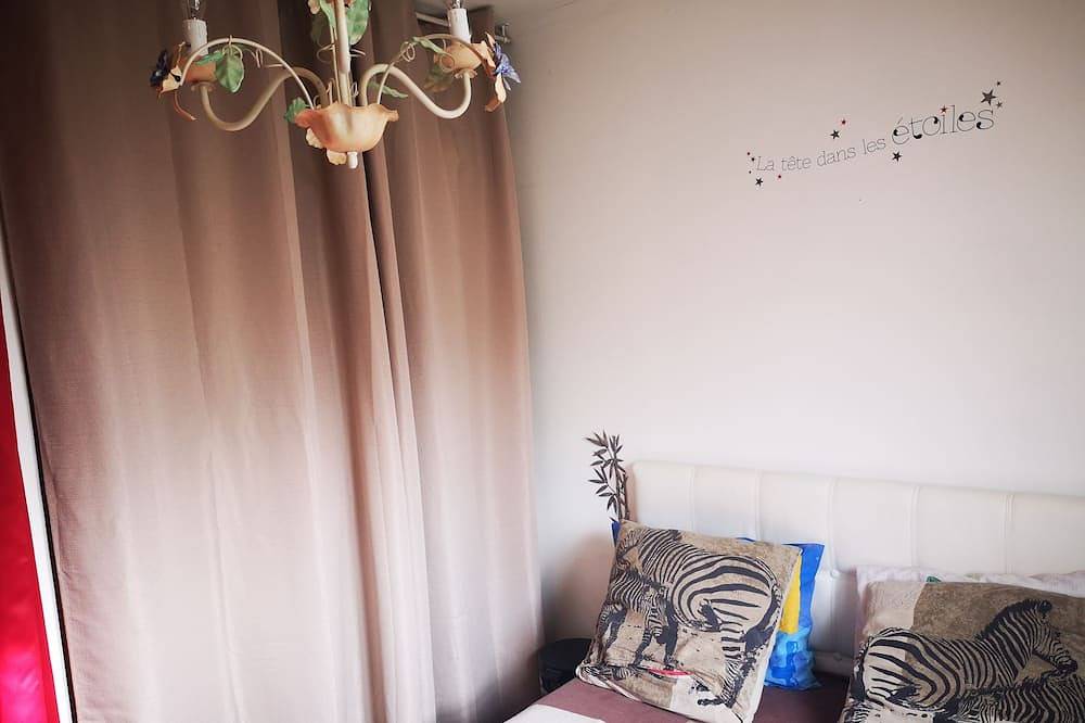 Quiet apartment above a villa in Pégomas, Cannes region