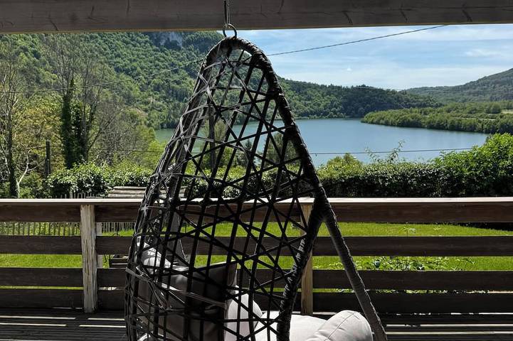 Gîte pour 6 personnes, avec balcon et jardin, animaux acceptés à Challes-la-Montagne