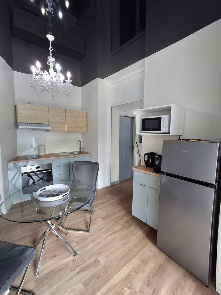 Appartement entier, La Discrète Romantique, appartement avec jacuzzi, Wi-Fi et climatisation in Charavines, Lac de Paladru