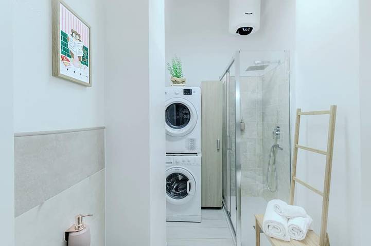 Ganze Wohnung, Bennys Rosenhaus. 2 Minuten zu Fuß zur Fußgängerzone. Cin It092009C2000Q2584 in Cagliari, Campidano
