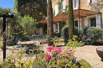 Gîte pour 12 personnes, avec jardin ainsi que terrasse et piscine, animaux acceptés à Entraigues-sur-la-Sorgue