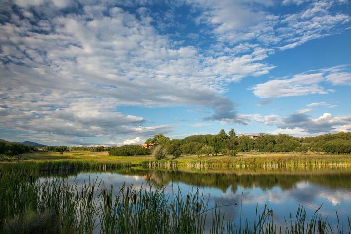 Alojamiento y desayuno para 6 personas, con vistas además de vistas al lago y jardín en Colorado