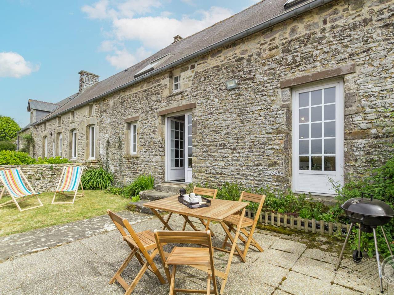 Cozy house with enclosed garden and terrace in Canville-la-Rocque in Canville-la-Rocque, Côte de la Déroute