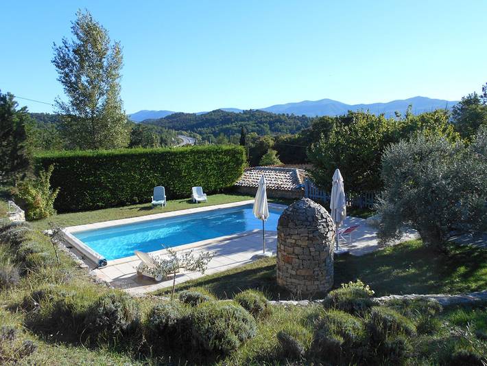Gîte pour 3 personnes, avec Terrasse ainsi que Jardin et Piscine