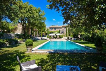 Location de vacances pour 2 personnes, avec vue ainsi que jardin et piscine, animaux acceptés dans Village de Gordes
