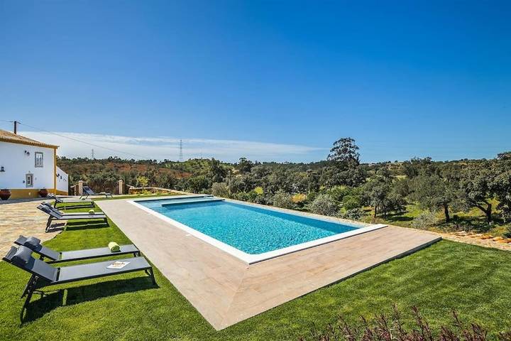 Location de vacances pour 11 personnes, avec piscine et bassin pour enfant ainsi que vue et jardin dans Salir - 3