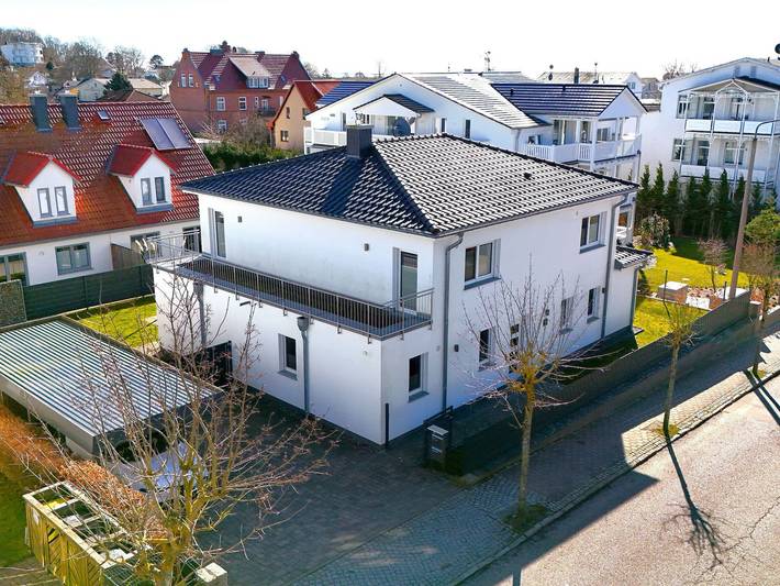 Ferienhaus für 8 Personen, mit Balkon und Terrasse sowie Whirlpool und Garten in Göhren