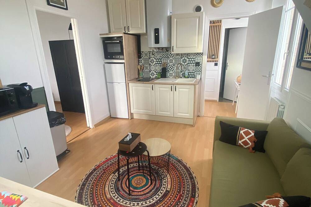 Entire apartment, A cocoon in the presbytery (with private parking) in Caen, Caen region