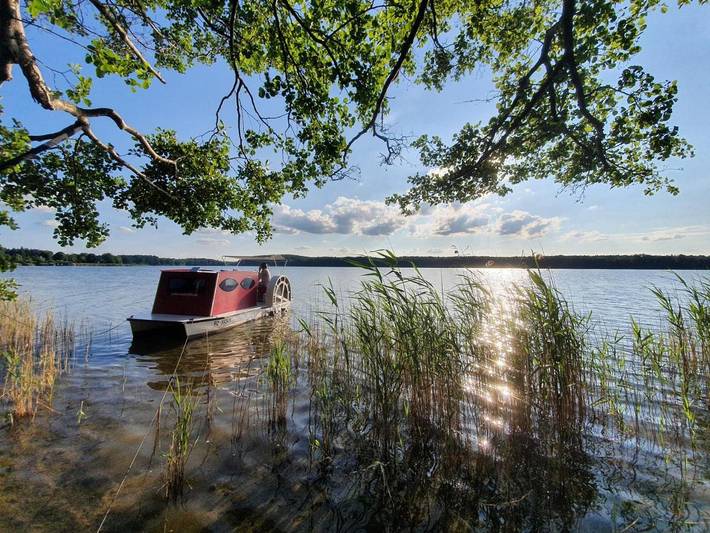 Boot für 2 Personen, mit Terrasse und Ausblick sowie Seeblick in Röbel-Müritz
