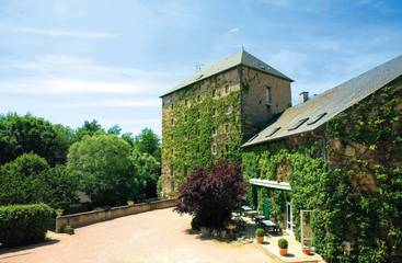 Hôtel pour 5 personnes, avec terrasse ainsi que vue et jardin, animaux acceptés à Lapalisse
