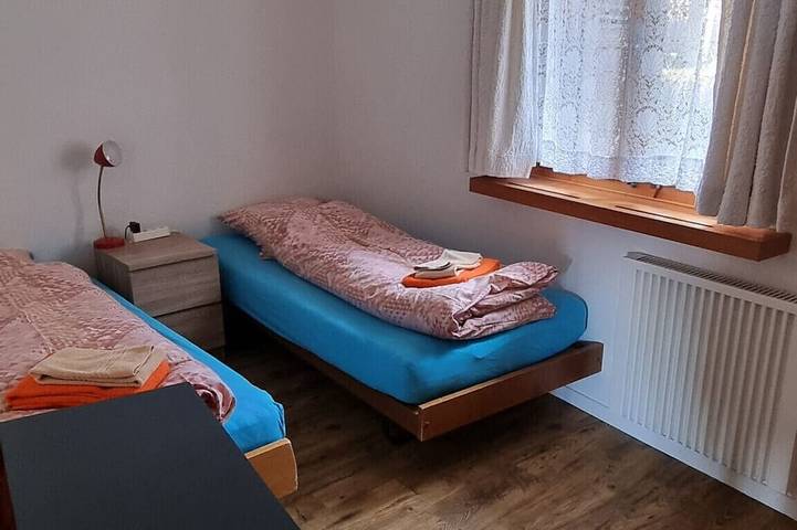 Ganze Wohnung, Chasa Rosa 1: 3.5-Zimmerwohung im idyllischen und sonnenverwöhnten Bergdorf Vnà in Vnà, Valsot