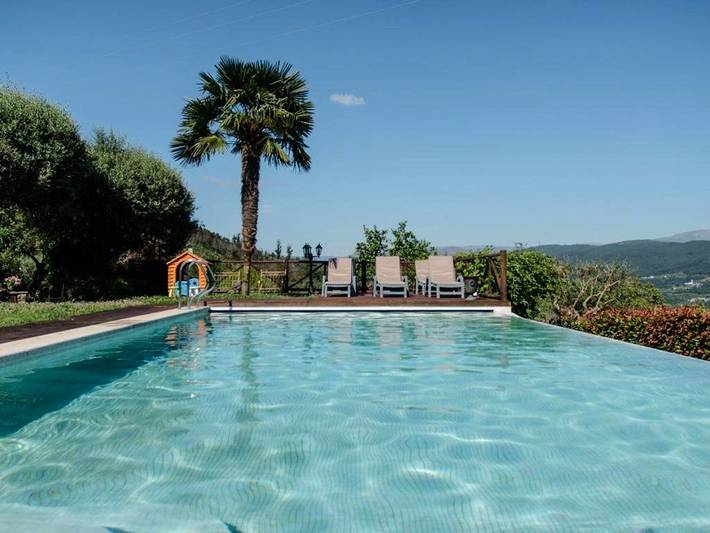 Location de vacances pour 11 personnes, avec piscine ainsi que vue et jardin dans Codeçoso