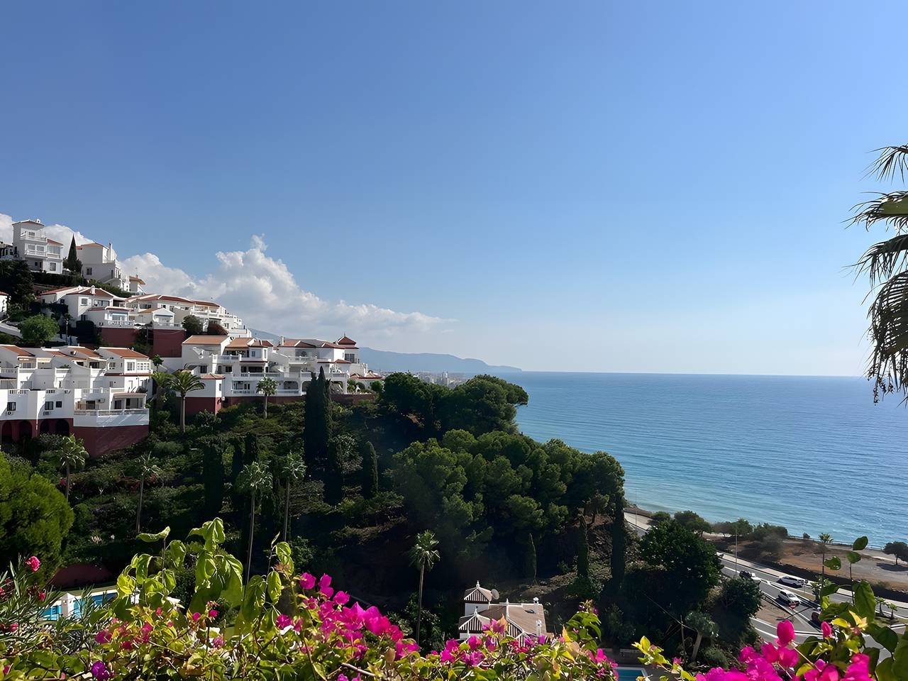 Casa Vacacional 'Karibu Sana' con Vistas al Mar y Piscina Compartida en Nerja in Urbanización Ladera del Mar, Nerja