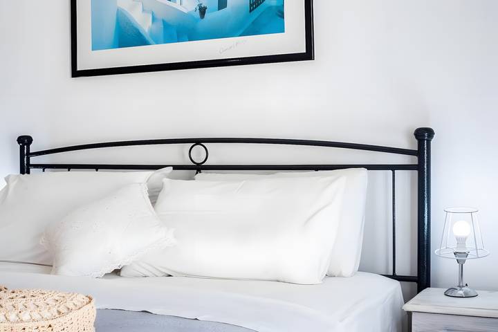 Entire studio, Apartment 'White Wave Studio 1' with Sea View, Wi-Fi and Air Conditioning in Kamari, Santorini