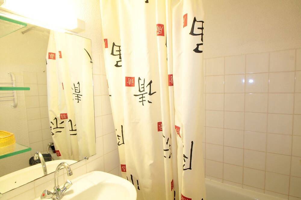 Apartamento entero, Estudio con altillo para 5 pers, al pie de tiendas, 450m de pistas in Les Carroz, Arâches-la-Frasse
