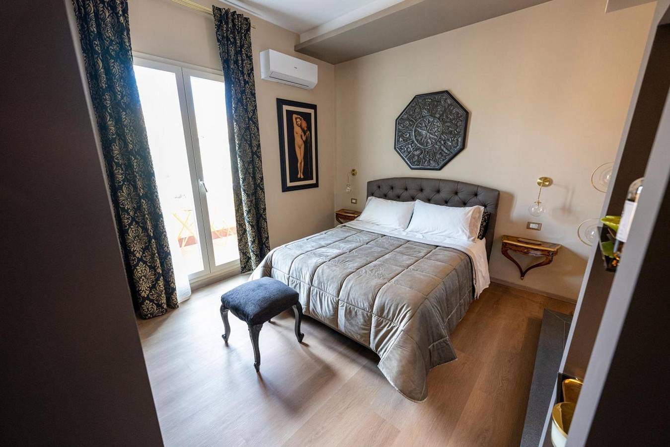'Archs - Queen' Apartment with Balcony, Wi-Fi, and Air Conditioning