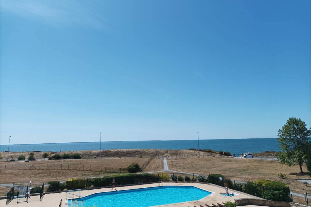 Appartement entier, Grand appartement avec 2 Chambres vue mer et piscine. Plage a 40 mètres. in Damgan, Côte des Mégalithes