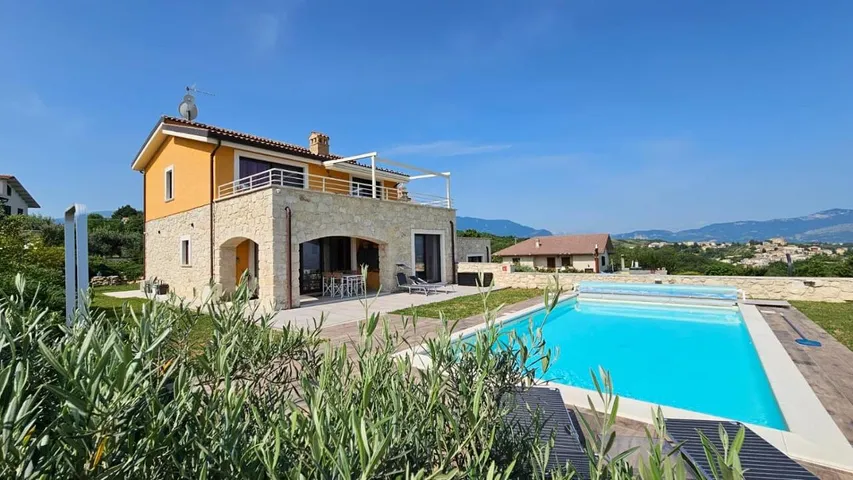 Casa de vacaciones para 8 personas, con vistas además de piscina y jardín - 1