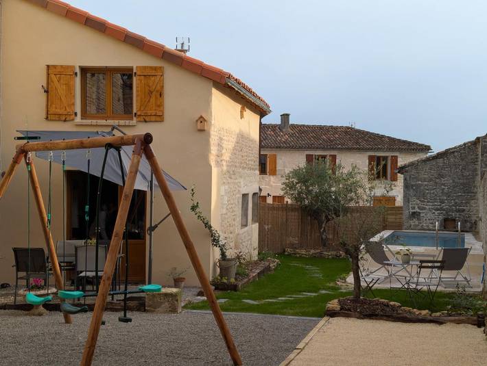 Gîte pour 4 personnes, avec piscine et jardin en Charente - 2