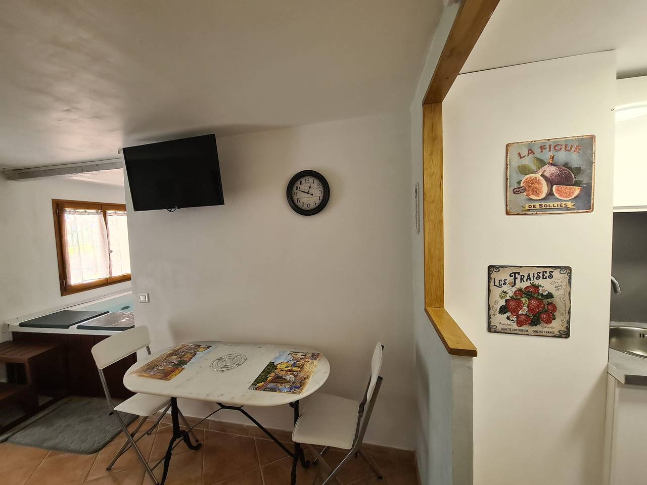 Apartamento entero, Apartamento 'Studio Romance' con vistas a la montaña, piscina compartida y Wi-Fi in Carnoules, Region de Toulon
