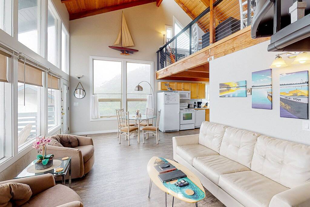 Dog-Friendly Beach House w/ Spectacular Ocean Views & Easy Access to the Beach in Heceta Beach, Lane County