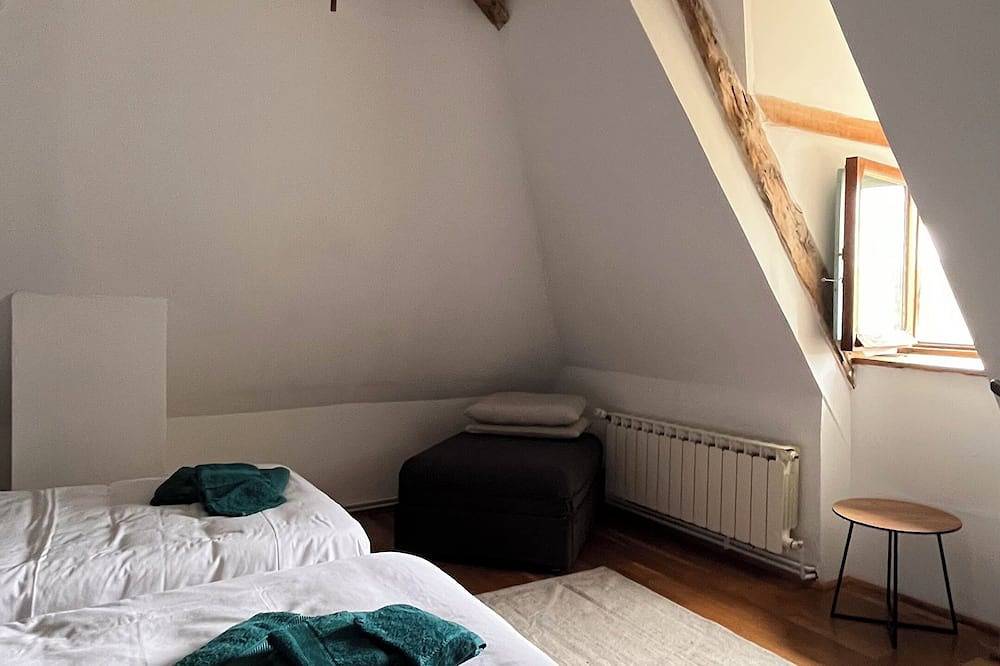 Détente au bord de la piscine avec vue sur la vallée du Célé in Sauliac-sur-Célé, Parc Naturel Régional des Causses du Quercy