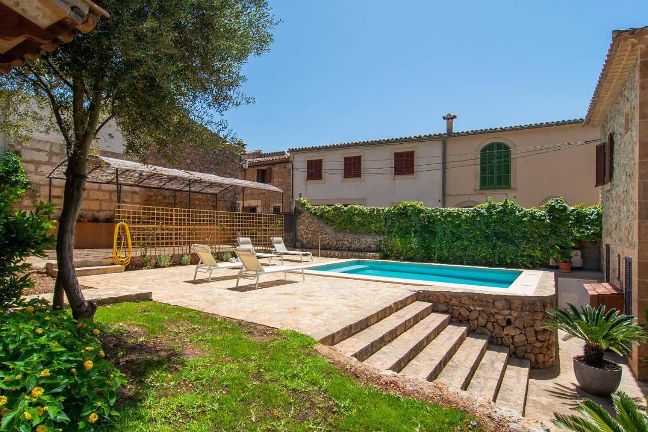 Fabulous Rural House with views to the mountains with swimming pool in Caimari, Selva
