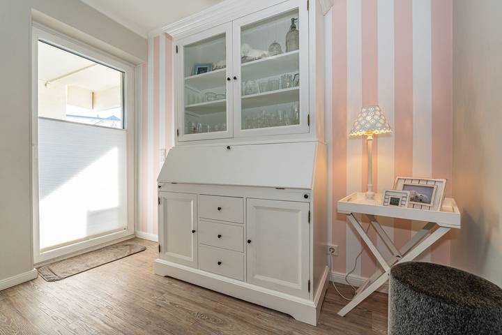 Ganze Wohnung, 3-Zimmer-Ferienwohnung mit Terrasse - nur 150 Meter zum Strand. in Wenningstedt, Sylt