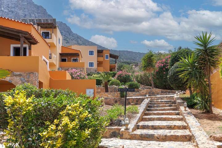 Appart’hôtel pour 2 personnes, avec piscine et vue ainsi que jardin et terrasse
