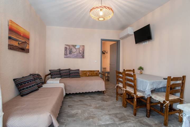 Apartamento inteiro, Apartamento 'Studios Kapsali 3' com vista para o mar, Wi-Fi e ar condicionado in Galini, Naxos