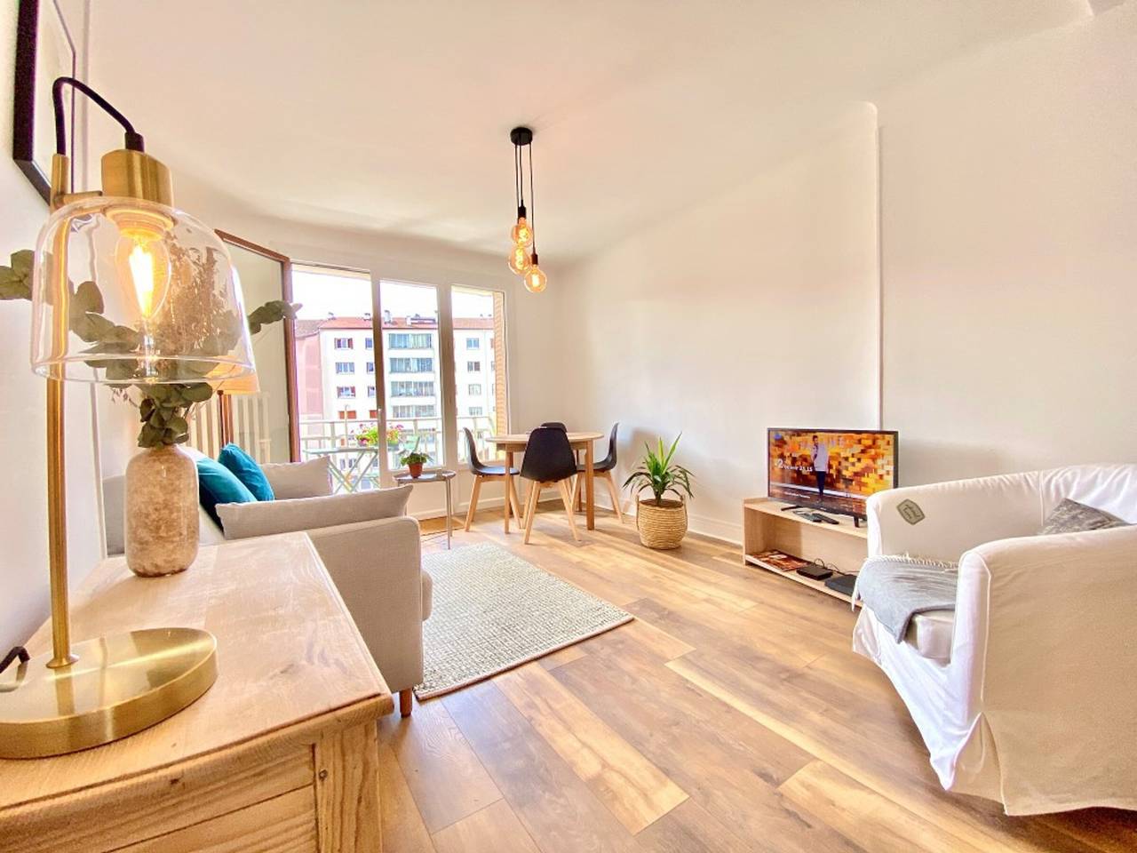 Apartamento entero, Hermoso Apartamento de 2 Dormitorios en el Centro de Annecy - Balcón, Ascensor y Garaje in Annecy, Región de Annecy