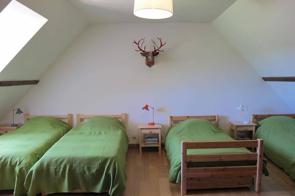 3 bedroom house and Tv lounge, private swimming pool, 50 ha forest, ponds, tennis court in Fontaines-en-Sologne, Sologne