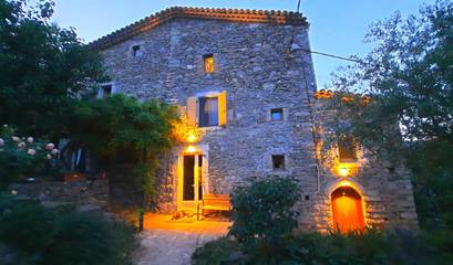 Cottage pour 5 personnes, avec jacuzzi et piscine ainsi que jardin et terrasse à Cros