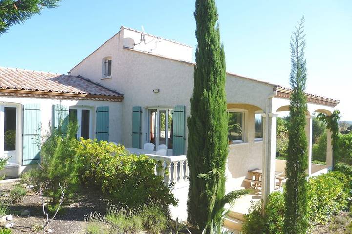 Location de vacances pour 8 personnes, avec terrasse et jardin à Montouliers