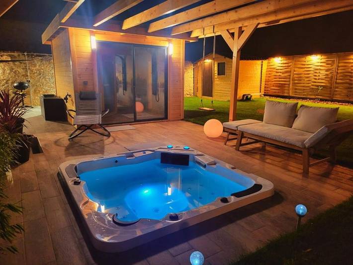 Villa pour 4 personnes, avec Jacuzzi et Terrasse ainsi que Jardin et Sauna