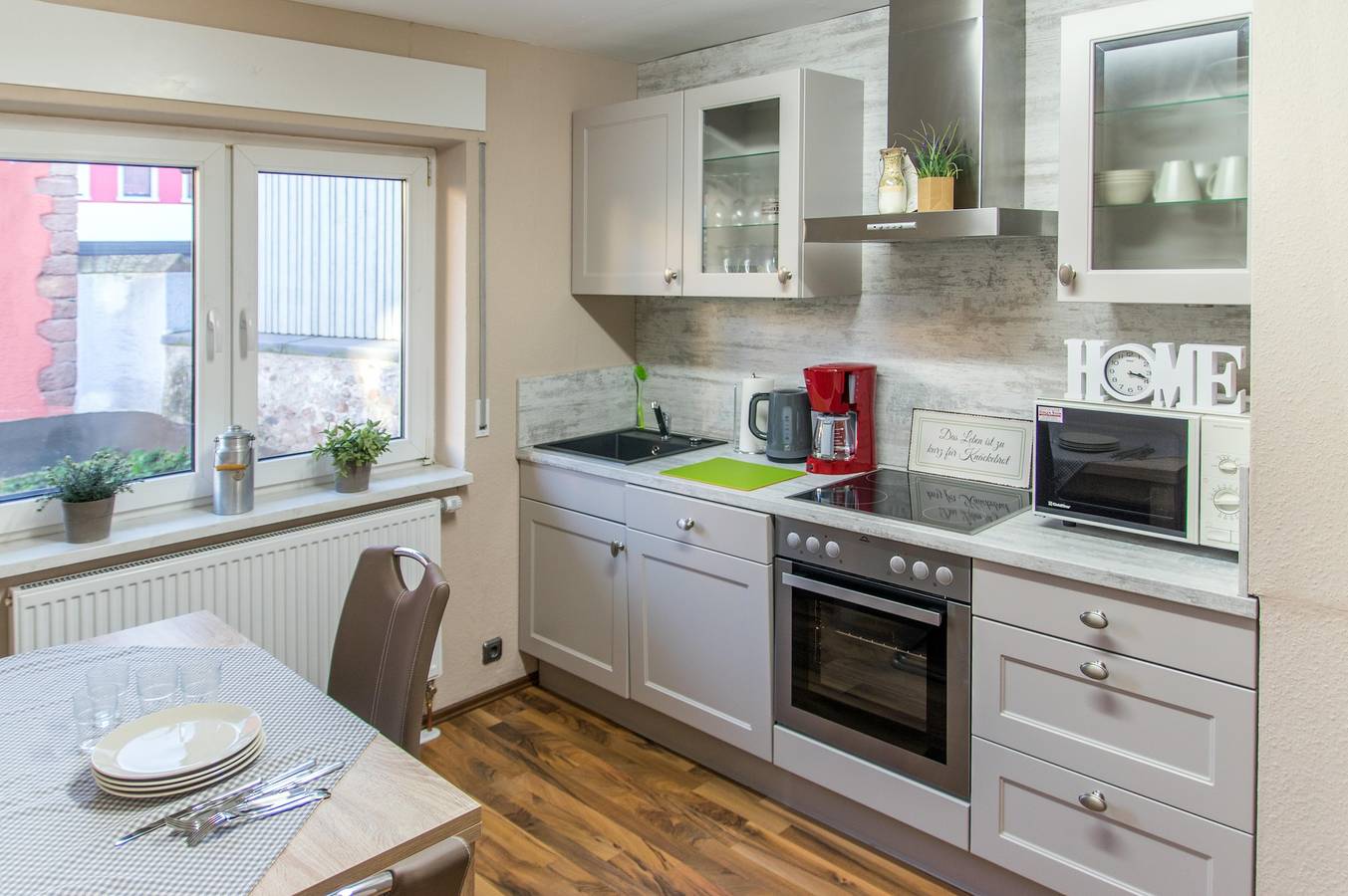 Ganze Ferienwohnung, 2-Bett-Ferienwohnung Dusche/Wc, Balkon in Hillesheim, Vulkaneifel