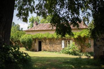 Gîte pour 4 personnes, avec piscine ainsi que terrasse et jardin à Marnac