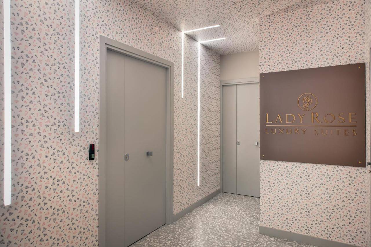 Lady Rose in Naples, Naples Province
