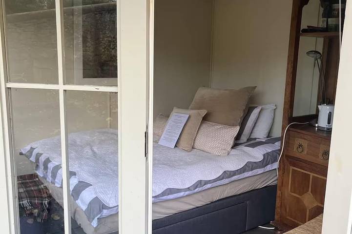 Small Private Guest cabin in lush green Dean Village, 0.7mile to City Centre in Edinburgh, Edinburgh und Lothian
