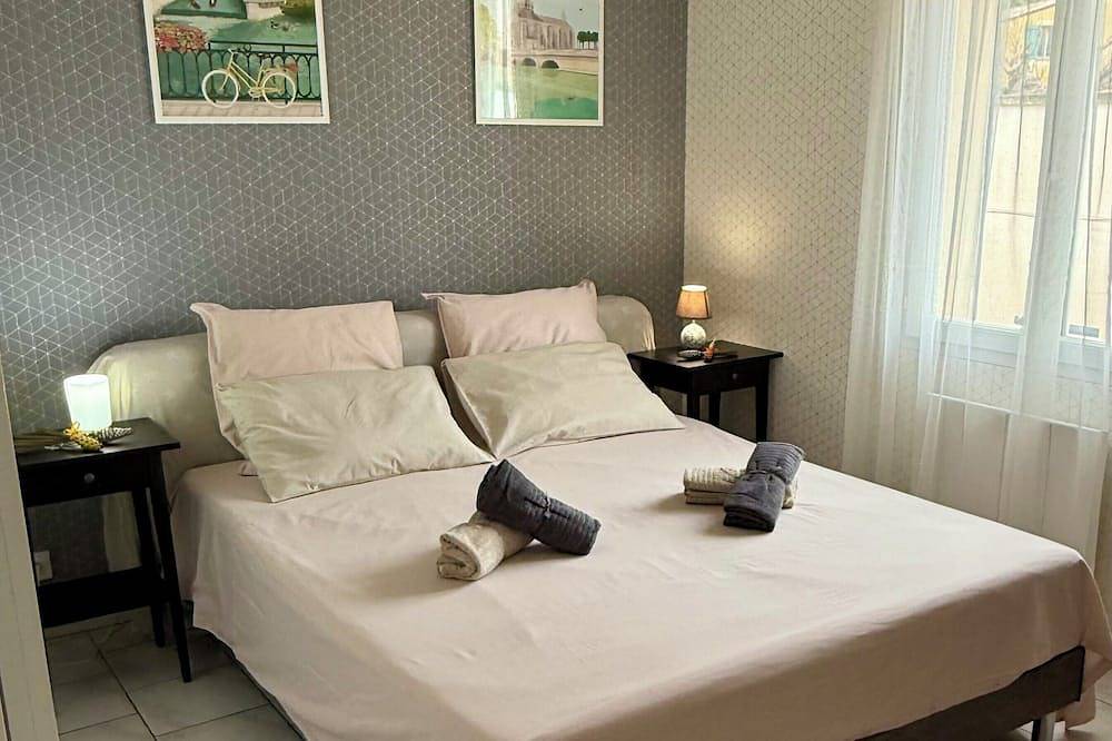 Air-Conditioned House with Private Garden in Le Thor, pets are welcome. in Le Thor, Vaucluse