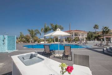 Vacation Rental for 11 Guests in Protaras, South Cyprus, Picture 2